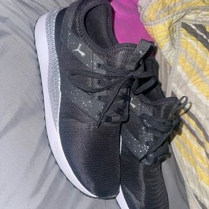 Women’s Puma tennis shoes